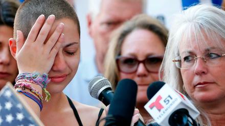 Emma González (links) von der Marjory Stoneman Douglas High School während ihrer Rede über Waffenkontrolle in Fort Lauderdale, Florida, im Februar 2018. 
