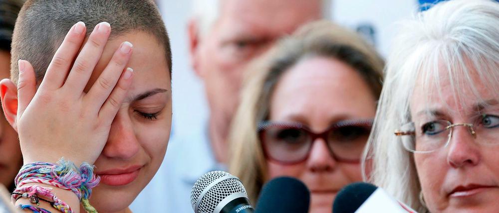 Emma González (links) von der Marjory Stoneman Douglas High School während ihrer Rede über Waffenkontrolle in Fort Lauderdale, Florida, im Februar 2018. 