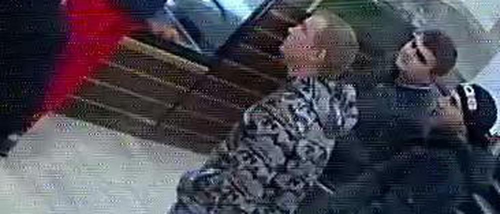 Die drei tatverdächtigen Männer wurden von einer Überwachungskamera aufgezeichnet.