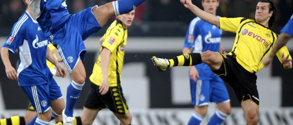 Bundesliga: Schalke siegt im Revierderby