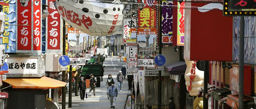 Nur wenige Menschen waren am Mittwoch im Vergnügungsviertel Shinsekai in Osaka unterwegs.