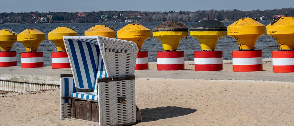 Große Bojen stehen auf dem Strand im Strandbad Wannsee. Unklar ist allerdings, wann die ersten Schwimmer ins Wasser dürfen.