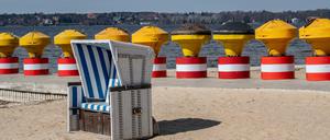 Große Bojen stehen auf dem Strand im Strandbad Wannsee. Unklar ist allerdings, wann die ersten Schwimmer ins Wasser dürfen.