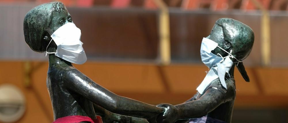 Unbekannte haben den Figuren einer Bronzeplastik in Jena Mundschutz angelegt.