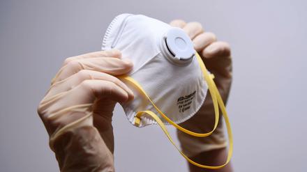 Viele Millionen Masken werden in Deutschland gebraucht. Der Verbund "Fight" will 4,2 Millionen in einer Woche produzieren.