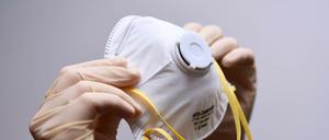 Viele Millionen Masken werden in Deutschland gebraucht. Der Verbund "Fight" will 4,2 Millionen in einer Woche produzieren.