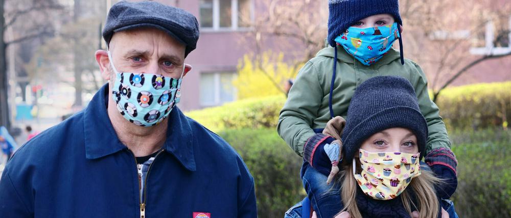 Familie mit Mundschutz in Berlin-Friedenau. Die Art der Sorgen hängt auch vom Alter der Befragten ab.