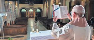 Messe per Livestream. Viele Gottesdienste finden online statt.