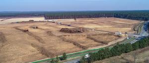 Luftaufnahme: Baumaschinen arbeiten auf dem Gelände der künftigen Tesla-Fabrik in Grünheide.