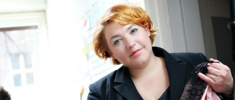Designerin Tonia Merz zu besseren Zeiten - vor der Corona-Krise - in ihrem Korsettgeschäft in Berlin-Mitte.