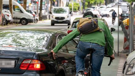 Kollision zwischen einem Radfahrer und einem Autofahrer in der Joachim-Friedrich-Straße im Bezirk Wilmersdorf.Der Radfahrer fuhr auf dem grünen Radstreifen. Das Auto ist von links nach rechts gezogen und hat nicht überprüft, ob die Bahn frei war..