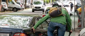 Kollision zwischen einem Radfahrer und einem Autofahrer in der Joachim-Friedrich-Straße im Bezirk Wilmersdorf.Der Radfahrer fuhr auf dem grünen Radstreifen. Das Auto ist von links nach rechts gezogen und hat nicht überprüft, ob die Bahn frei war..