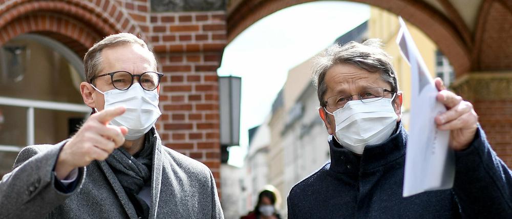 Mit Maske aber nicht auf Abstand: Berlins Regierender Bürgermeister Michael Müller (SPD) und Charité-Chef Heyo Kroemer am Freitagmittag auf dem Charité-Gelände.