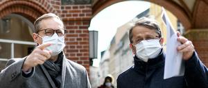 Mit Maske aber nicht auf Abstand: Berlins Regierender Bürgermeister Michael Müller (SPD) und Charité-Chef Heyo Kroemer am Freitagmittag auf dem Charité-Gelände. 