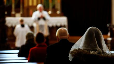 Gläubige besuchen am Palmsonntag die Kirche St. Afra in Berlin-Mitte.