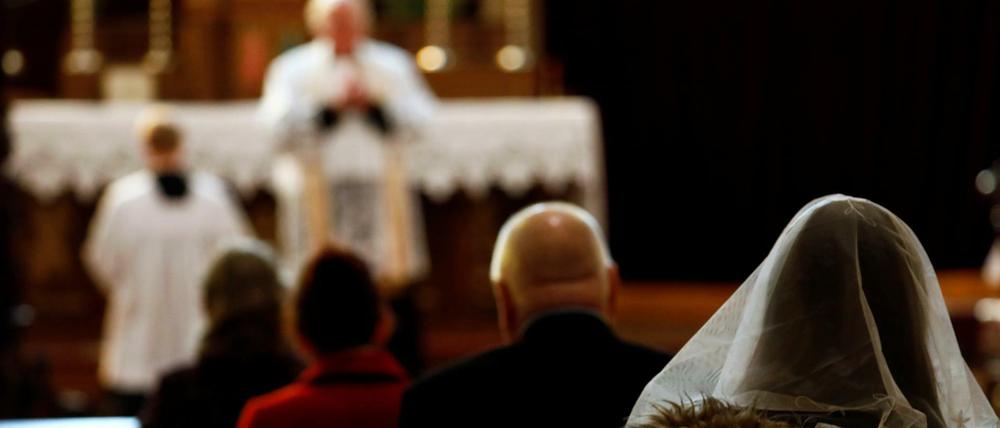 Gläubige besuchen am Palmsonntag die Kirche St. Afra in Berlin-Mitte.