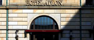 Das übliche Kommen und Gehen gibt es derzeit nicht, im Inneren des Adlon ist es merkwürdig still.