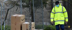 Es gibt erste Anzeichen: Amazon, lange kritisiert für die Behandlung der Arbeiter, kommt seinen Mitarbeitern entgegen.