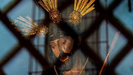 Die Figur des Christus von San Esteban in Spanien durch ein Fenster gesehen. 