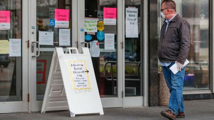 Mit Schutzmaske zur Abstimung: Ein Wahllokal in Wisconsin.