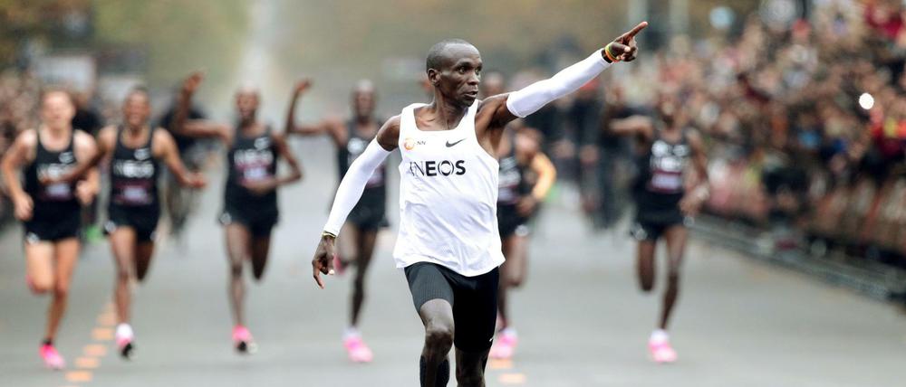 Eliud Kipchoge blieb im Oktober 2019 als erster Marathonläufer unter zwei Stunden, Lars Spannagel berichtete für die Seite3 des Tagesspiegels aus Wien über die akribischen Vorbereitungen auf den Weltrekordversuch.