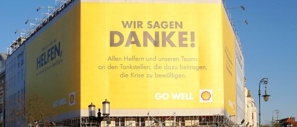 Riesiege gelbe Shell-Werbeplane verdunkelt Wohnungen am Kaiserdamm in Berlin.