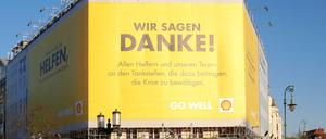 Riesiege gelbe Shell-Werbeplane verdunkelt Wohnungen am Kaiserdamm in Berlin.