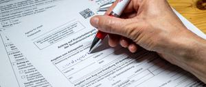 Tausende Arbeiter in Deutschland erhalten derzeit nur Kurzarbeitergeld.