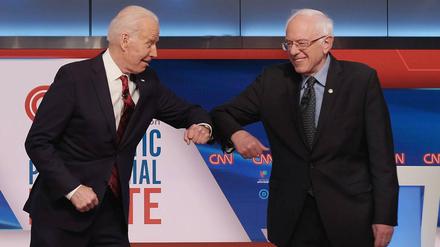 Unterhaken. Bernie Sanders (r.) macht den Weg für Joe Biden frei - doch werden seine Anhänger ihm folgen und sich auf die Seite Bidens schlagen?