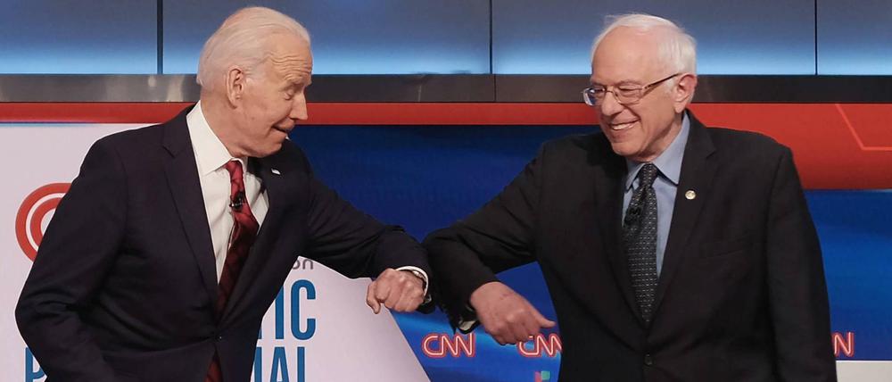 Unterhaken. Bernie Sanders (r.) macht den Weg für Joe Biden frei - doch werden seine Anhänger ihm folgen und sich auf die Seite Bidens schlagen?