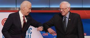 Unterhaken. Bernie Sanders (r.) macht den Weg für Joe Biden frei - doch werden seine Anhänger ihm folgen und sich auf die Seite Bidens schlagen?