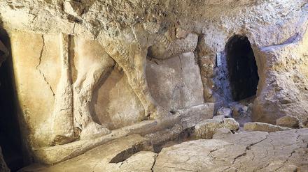 Im Palast. Geflügelter Stier und Schwelle eines Tores – in einem Tunnel, die der IS auf der Suche nach Raubgut grub. 