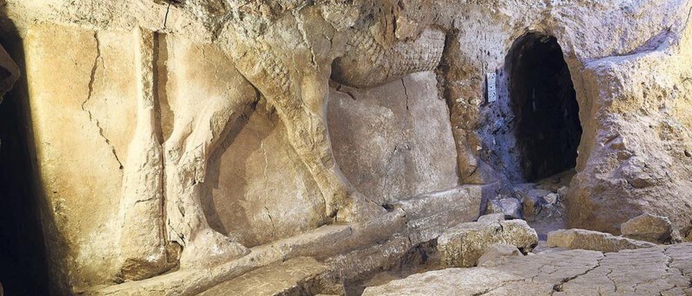 Im Palast. Geflügelter Stier und Schwelle eines Tores – in einem Tunnel, die der IS auf der Suche nach Raubgut grub.