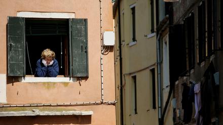 Wann geht es endlich wieder raus? Das mag sich diese Frau in Italien wohl denken.