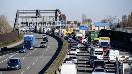 Stau auf der Berliner Stadtautobahn in Richtung stadteinwärts.