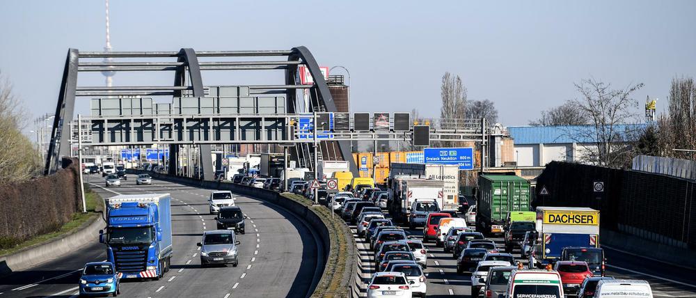 Stau auf der Berliner Stadtautobahn in Richtung stadteinwärts.