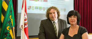 Die Bürgermeisterin von Spremberg in Brandenburg, Christine Herntier (r.) und der Oberbürgermeister von Weißwasser in Sachsen, Torsten Pötzsch (beide parteilos) sprachen 2021 für die Lausitzrunde. 