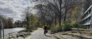 Viel Kopfsteinpflaster entlang des Einsteinufers.