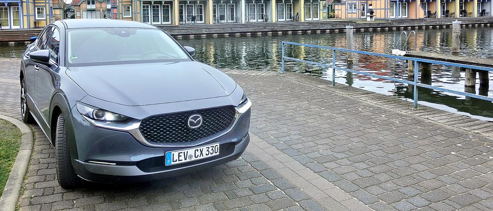 Der Mazda CX-30 ist eher eine Mischung aus normalem Kombi und trendigem SUV. 