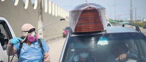 In ihrer Not bringen die Menschen in der ecuadorianischen Hafenstadt Guayaquil Tote im Privatauto zur Bestattung. Unterwegs wird das Auto desinfiziert.