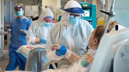 Die Versorgung von Corona-Patienten ist auch für das Klinikpersonal hochgefährlich.