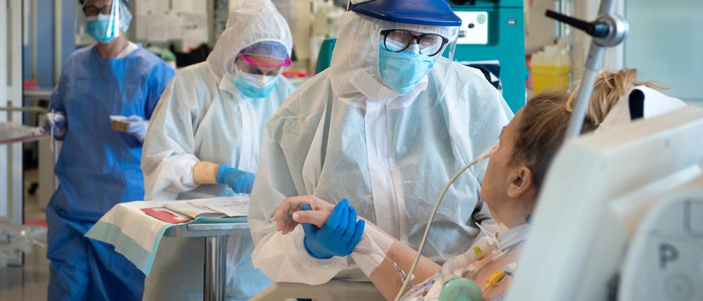Die Versorgung von Corona-Patienten ist auch für das Klinikpersonal hochgefährlich.
