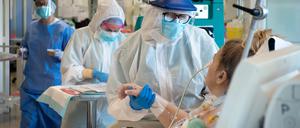 Die Versorgung von Corona-Patienten ist auch für das Klinikpersonal hochgefährlich.