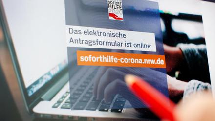 Das NRW-Wirtschaftsministerium stoppt wegen mutmaßlich betrügerischer Internetseiten die Soforthilfe-Auszahlungen für Selbstständige und Unternehmen in der Corona-Krise.