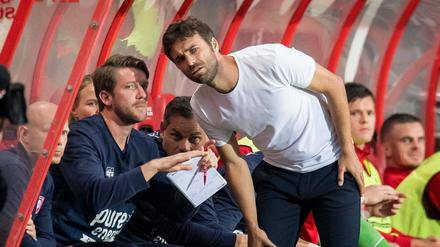 Ein Mann, zwei Jobs. Peter Niemeyer (links) assistiert Gonzalo Garcia (l.) und betreut Twentes Toptalente.