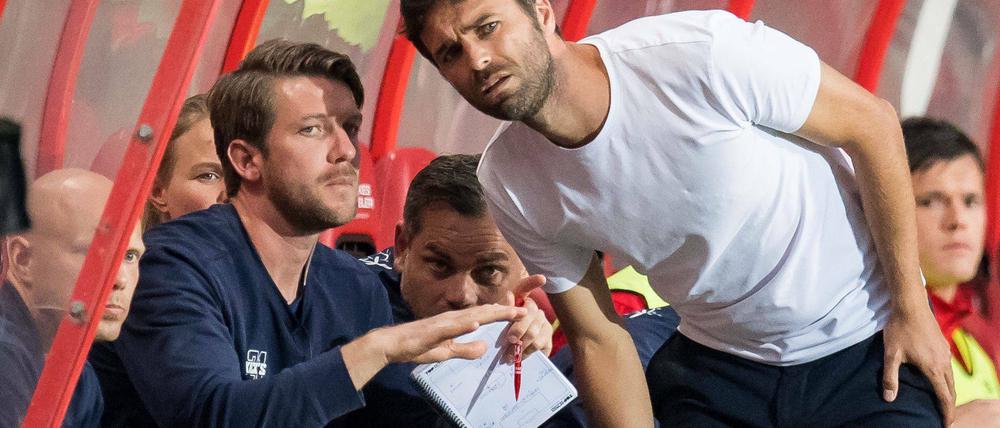 Ein Mann, zwei Jobs. Peter Niemeyer (links) assistiert Gonzalo Garcia (l.) und betreut Twentes Toptalente.