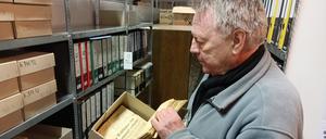 Über 15 Jahre war das Zeitgeschichtliche Archiv in Marzahn zu Hause. Jetzt muss es ausziehen. Harald Wachowitz leitet die nach seinen Aussagen größte Zeitungssammlung zu deutsch-deutscher Geschichte. 