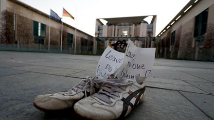 #LeaveNoOneBehind-Protest am Sonntag vor dem Kanzerlamt.