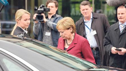 Interessante Inversion. Imogen Kogge hebt Kanzlerin Angela Merkel durch ihre Kunst vordergründig auf ein ganz anderes energetisch-rhetorisches Level. 