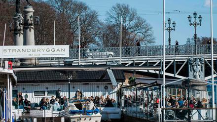 Lokale sind wie hier in Stockholm geöffnet - und gut besucht.